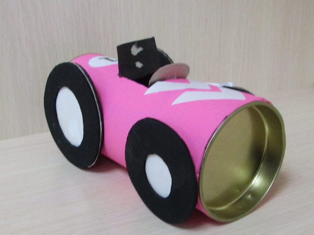 Модель гоночного автомобиля из подручного материала