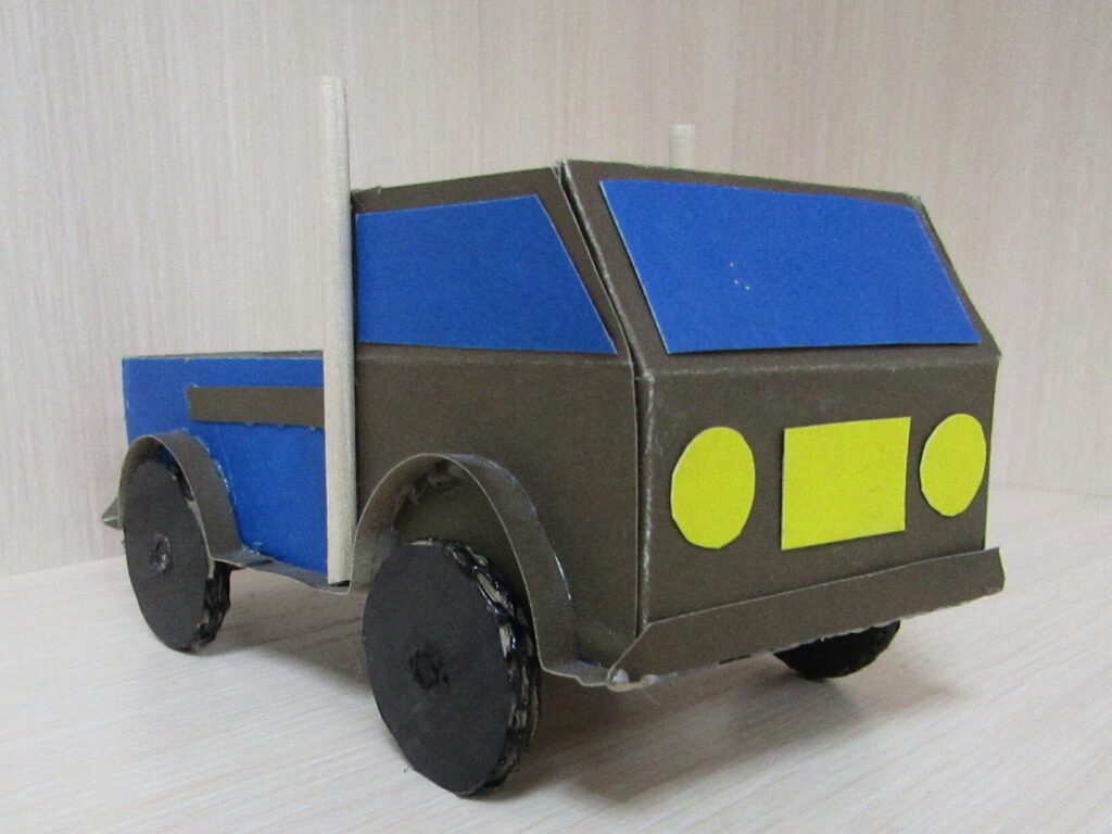 Модель грузовика из картона